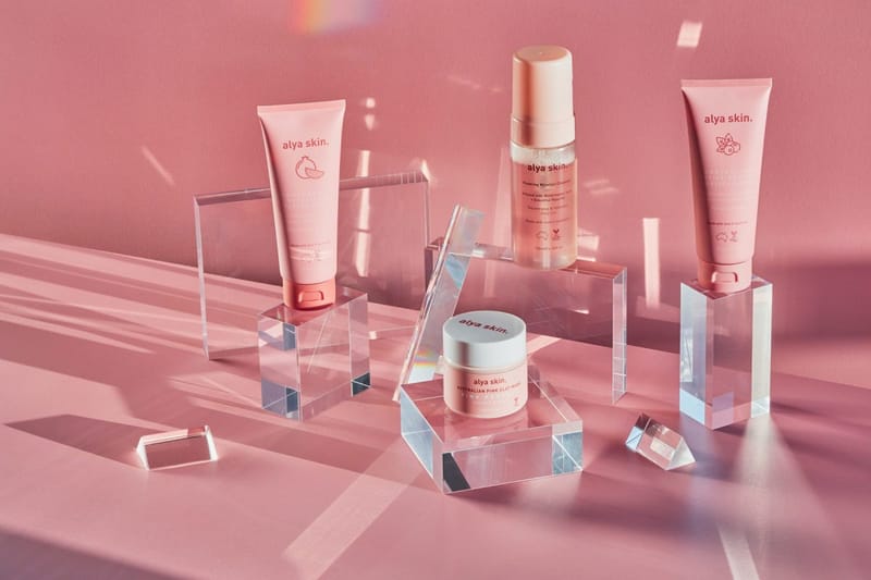 mỹ phẩm nhãn màu hồng trên display