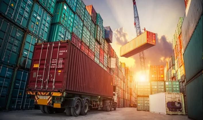 xe tai container trong cang bien